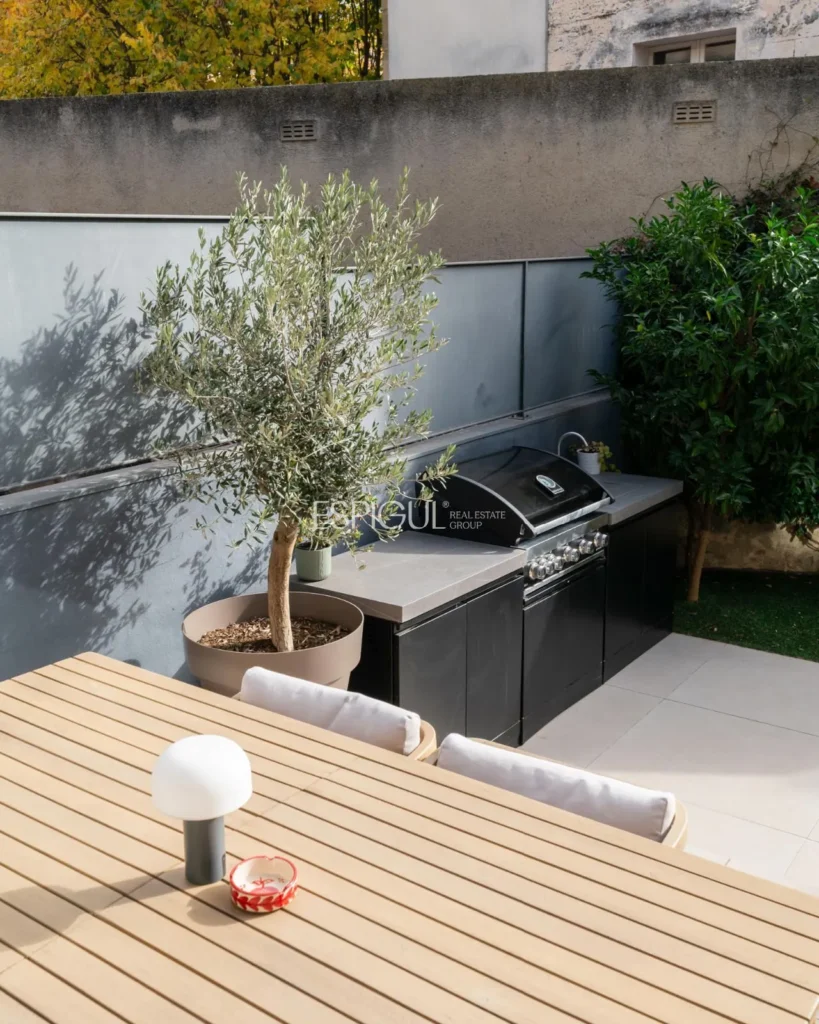 Modern apartment with a 77 m² garden and 2 parking spaces in the heart of Teià.