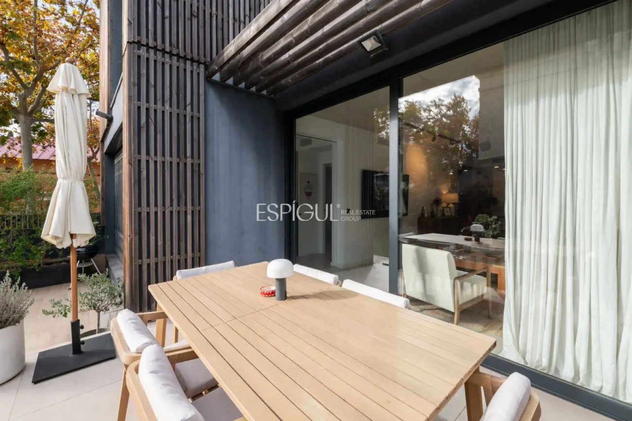 Modern apartment with a 77 m² garden and 2 parking spaces in the heart of Teià.