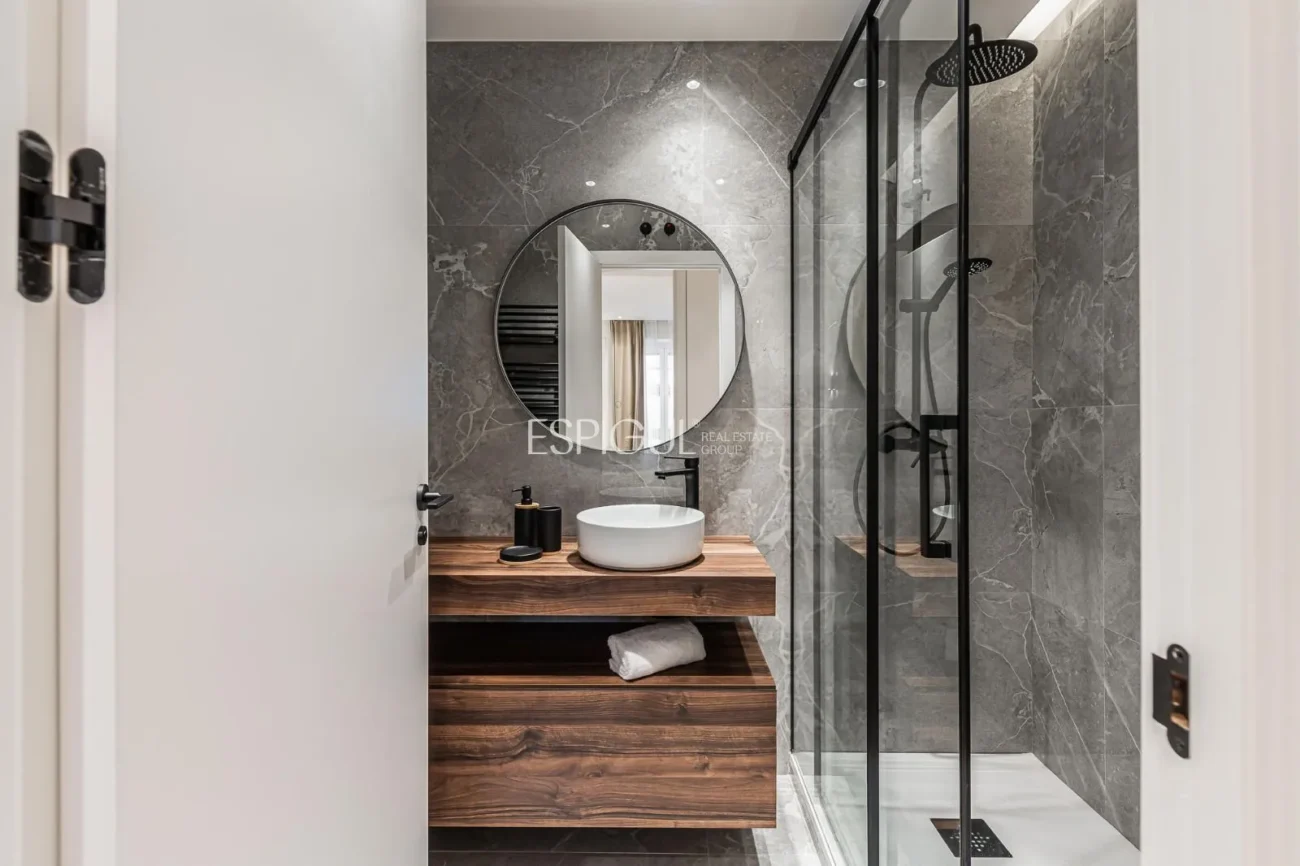 Renovated apartment for sale in Plaza Dos de Mayo, Malasaña