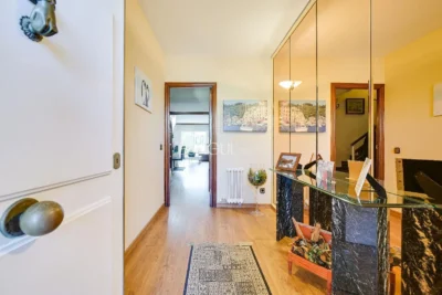 Maison de ville à Can Pou : Espace et confort au bord de la mer