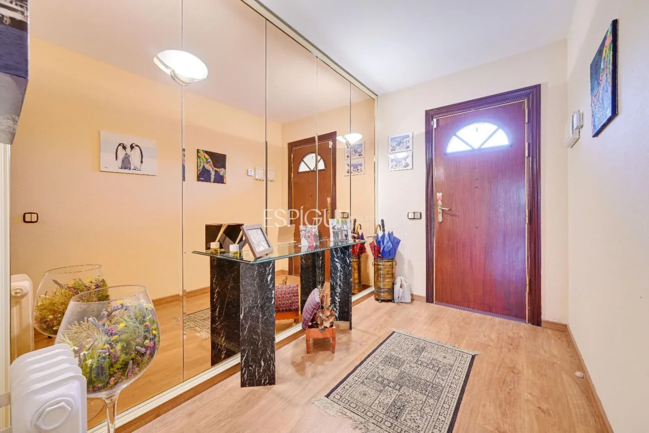 Maison de ville à Can Pou : Espace et confort au bord de la mer