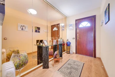 Maison de ville à Can Pou : Espace et confort au bord de la mer