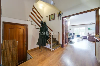 Maison de ville à Can Pou : Espace et confort au bord de la mer