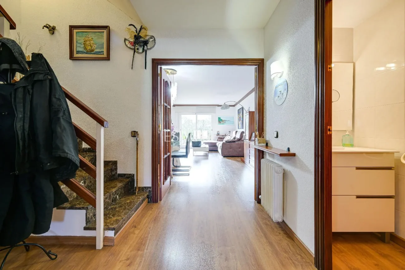 Maison de ville à Can Pou : Espace et confort au bord de la mer