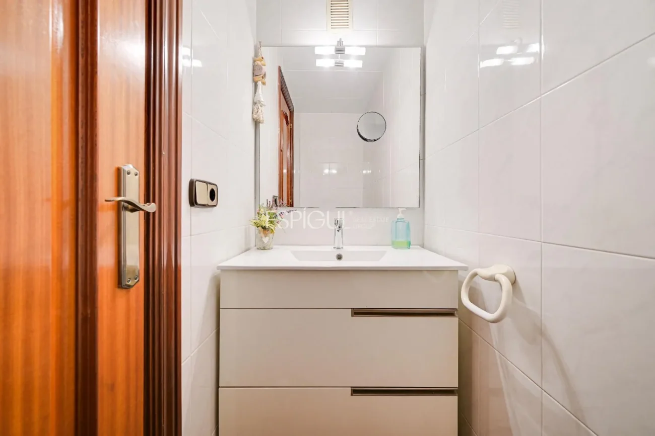 Maison de ville à Can Pou : Espace et confort au bord de la mer