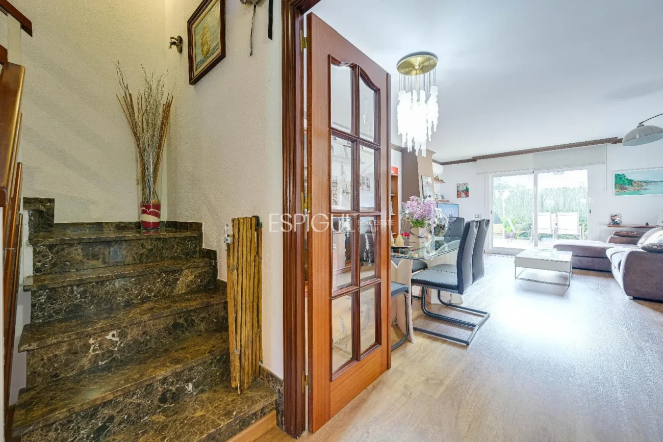 Maison de ville à Can Pou : Espace et confort au bord de la mer