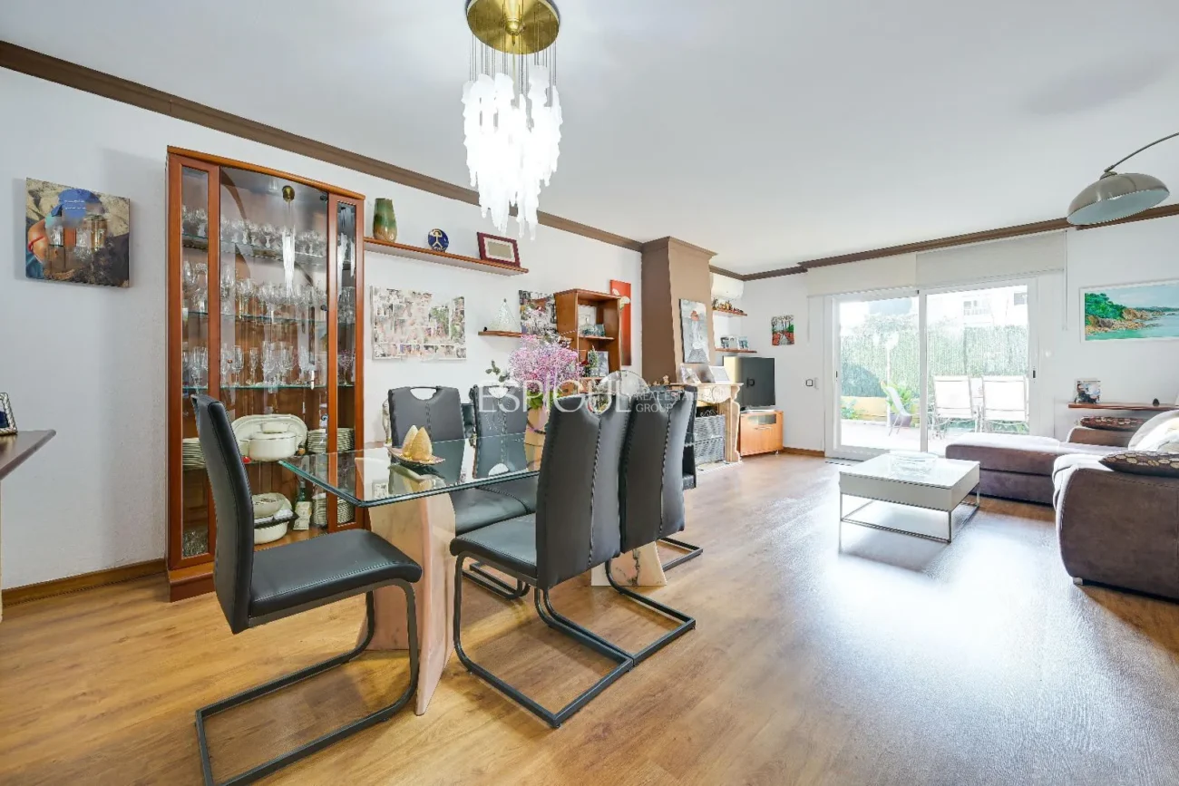 Maison de ville à Can Pou : Espace et confort au bord de la mer