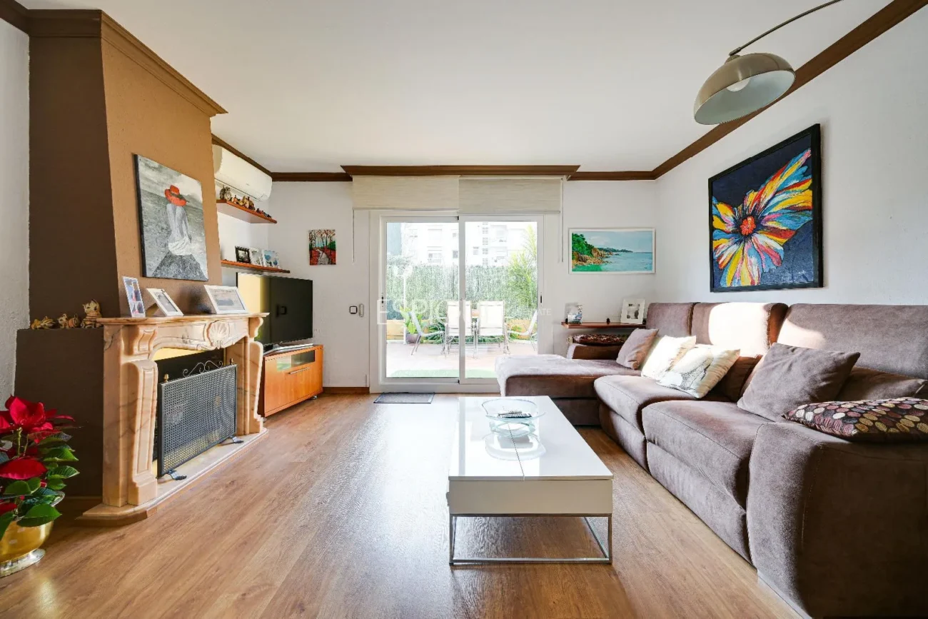 Maison de ville à Can Pou : Espace et confort au bord de la mer