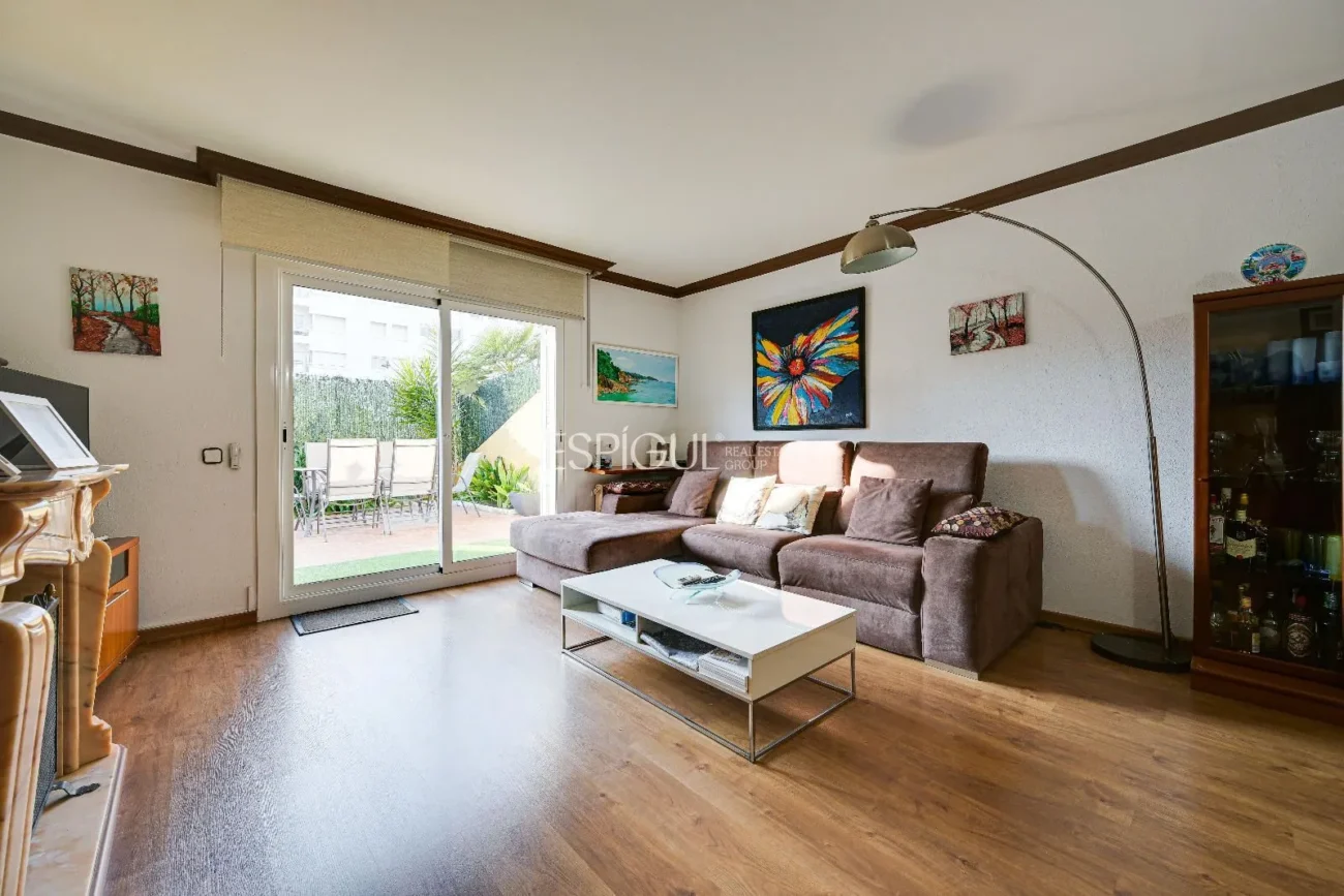 Maison de ville à Can Pou : Espace et confort au bord de la mer