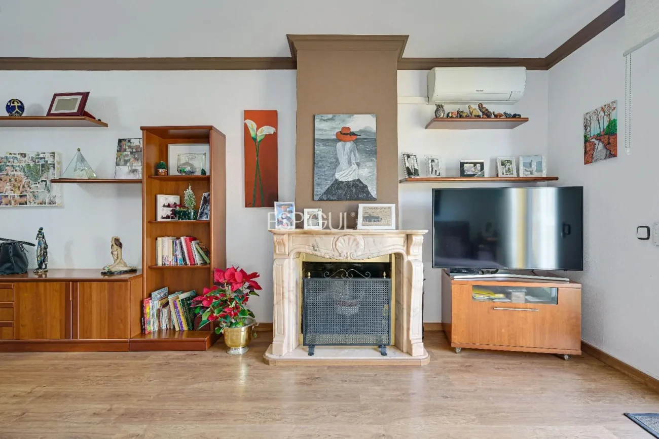 Maison de ville à Can Pou : Espace et confort au bord de la mer