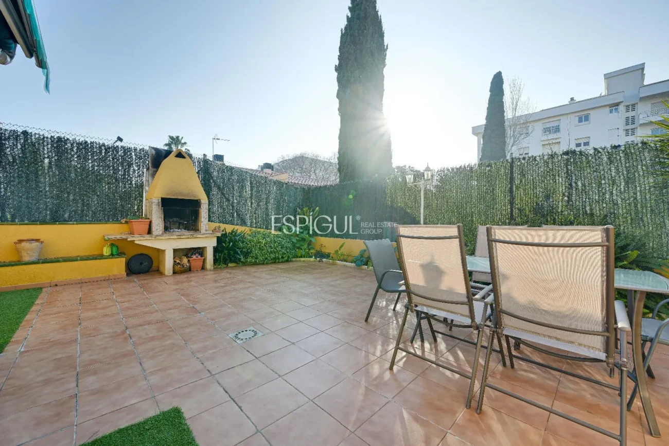 Maison de ville à Can Pou : Espace et confort au bord de la mer