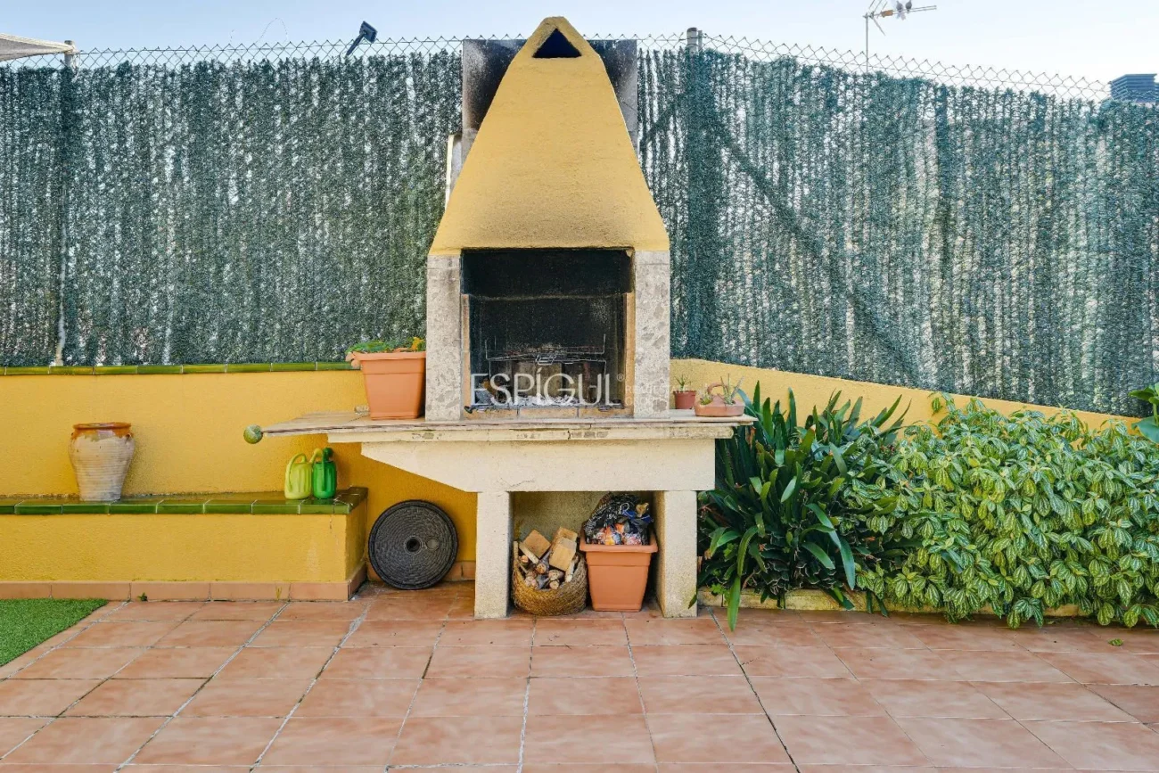 Maison de ville à Can Pou : Espace et confort au bord de la mer