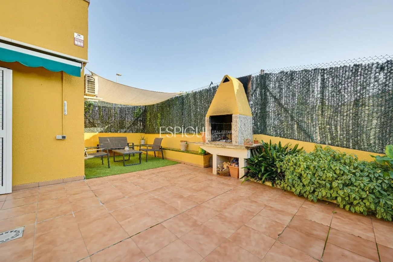 Maison de ville à Can Pou : Espace et confort au bord de la mer