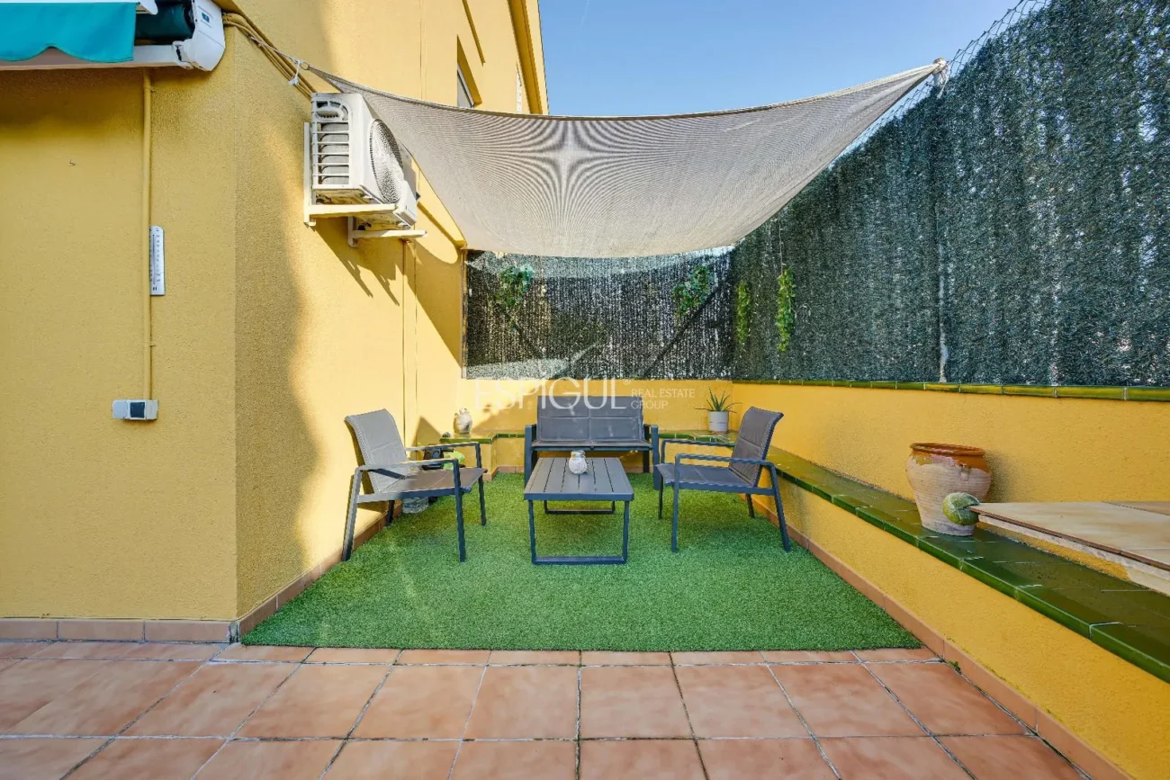 Maison de ville à Can Pou : Espace et confort au bord de la mer