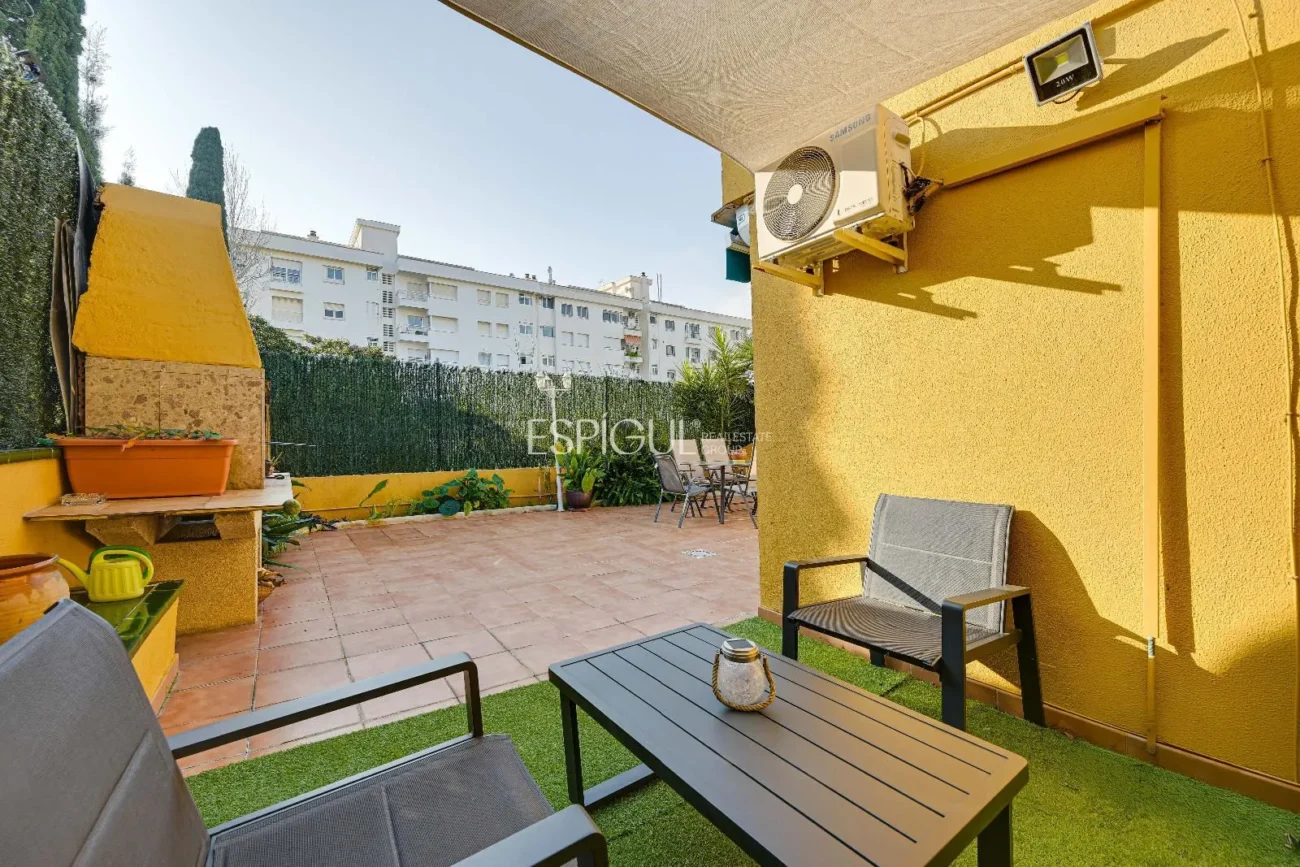 Maison de ville à Can Pou : Espace et confort au bord de la mer