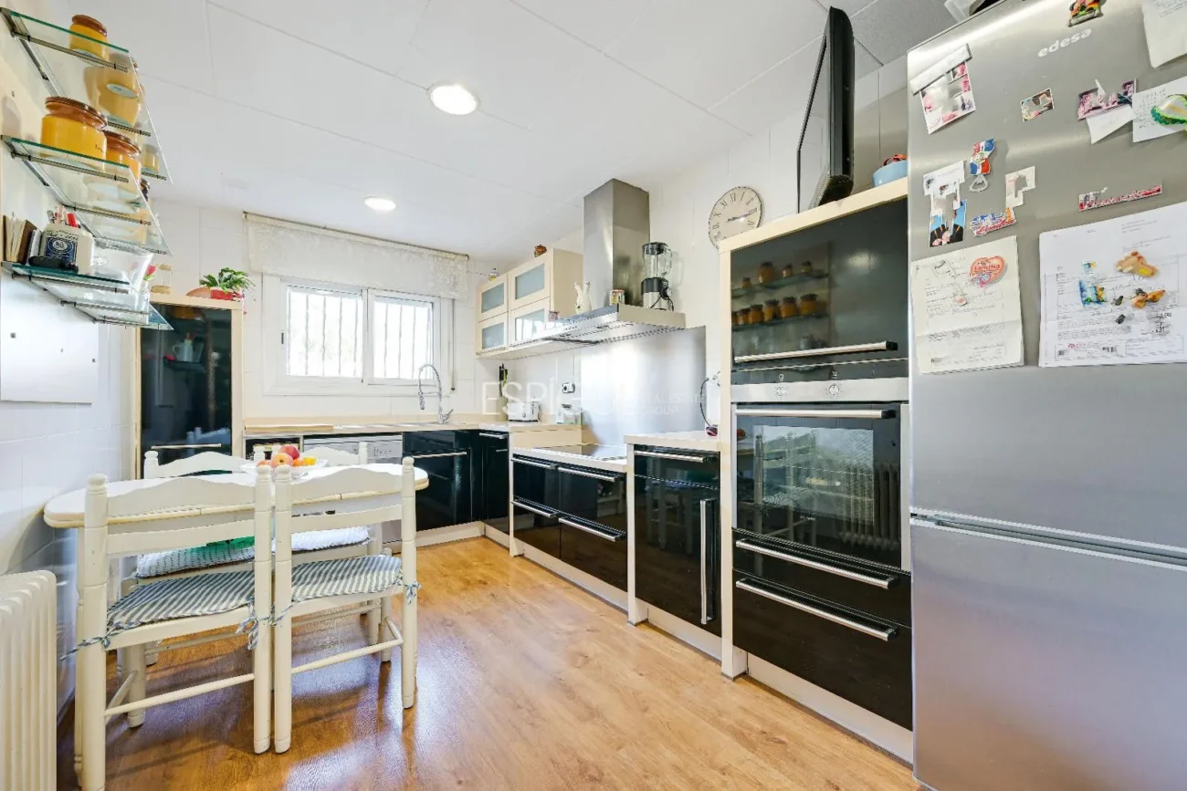 Maison de ville à Can Pou : Espace et confort au bord de la mer