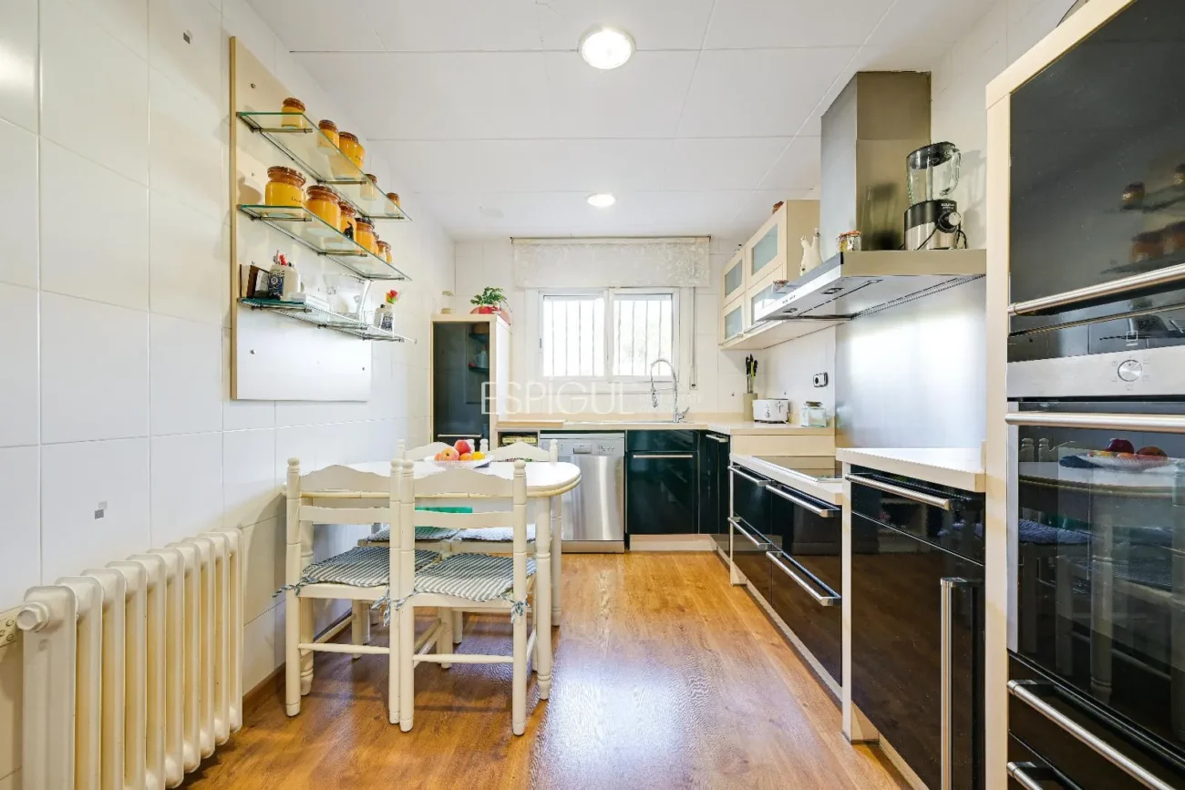 Maison de ville à Can Pou : Espace et confort au bord de la mer