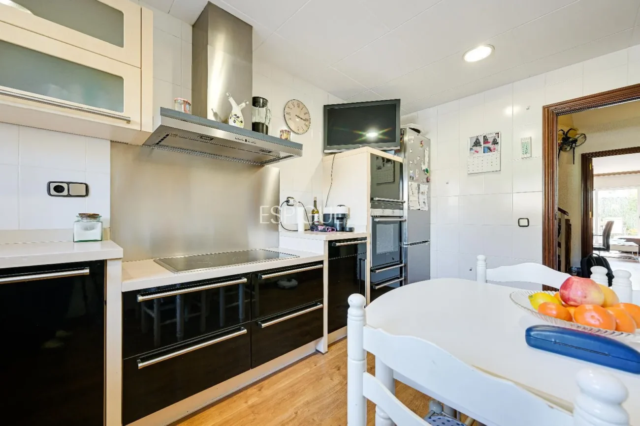 Maison de ville à Can Pou : Espace et confort au bord de la mer