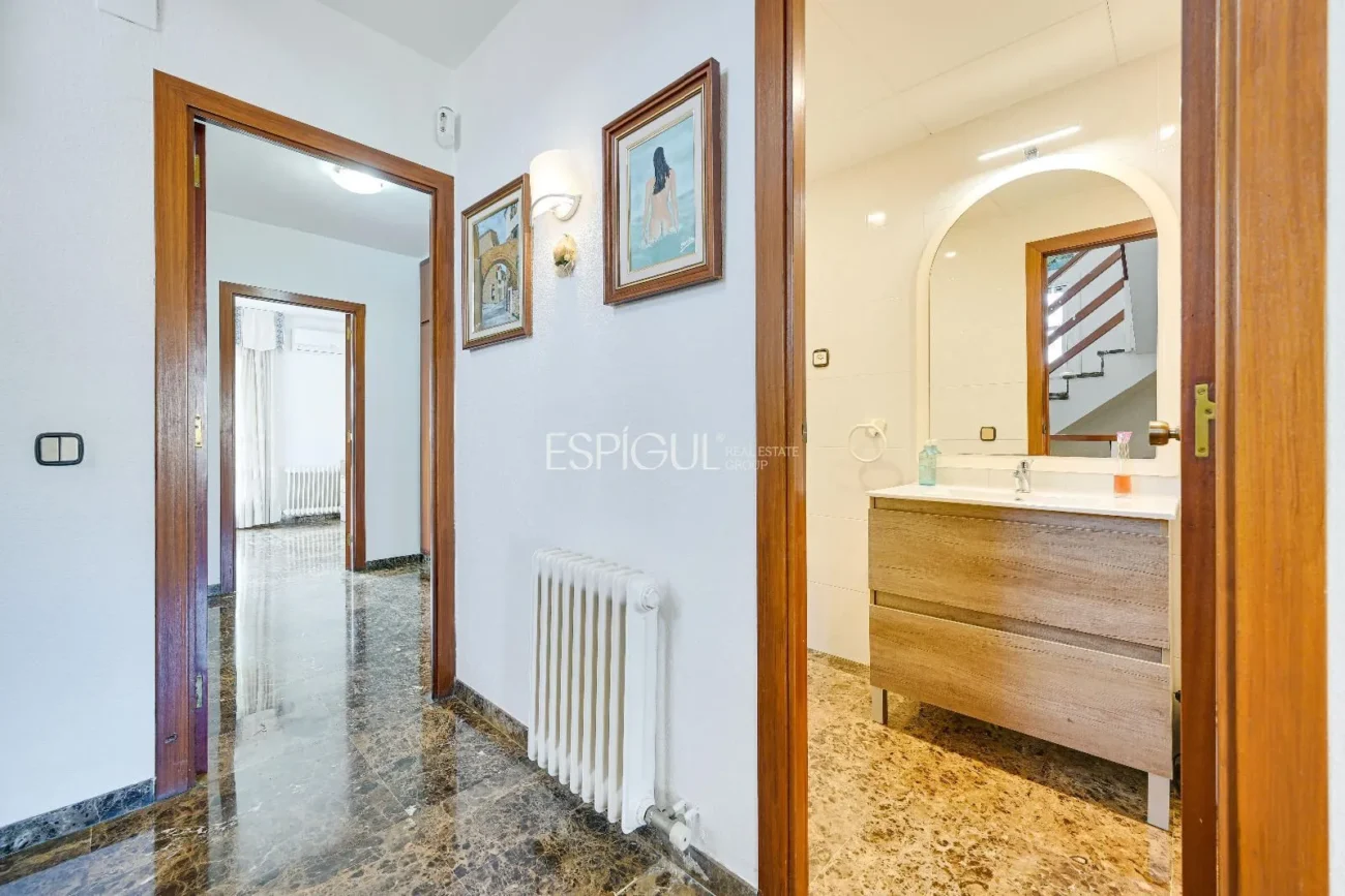 Maison de ville à Can Pou : Espace et confort au bord de la mer