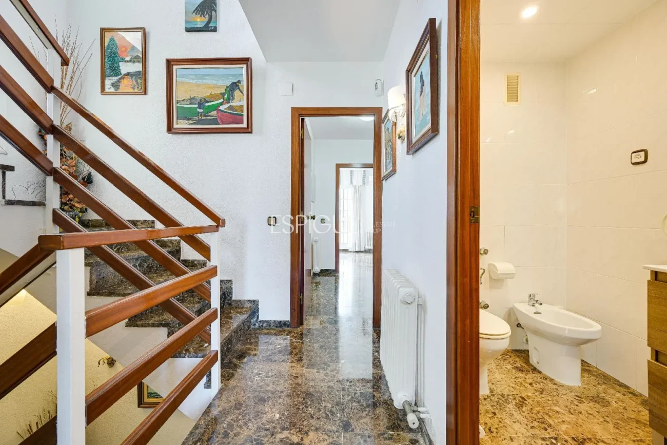 Maison de ville à Can Pou : Espace et confort au bord de la mer