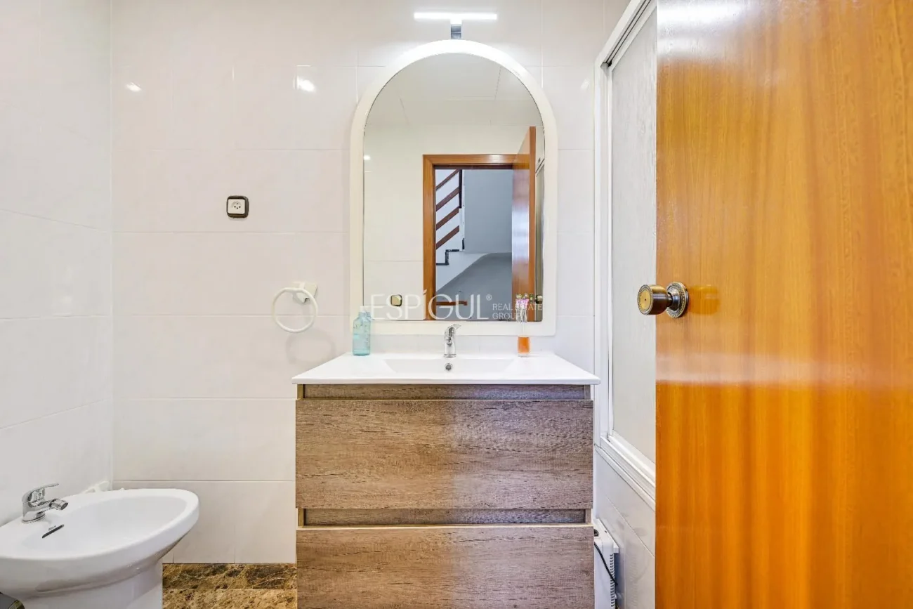 Maison de ville à Can Pou : Espace et confort au bord de la mer