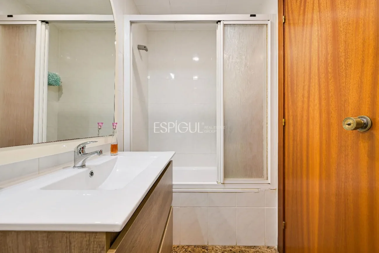 Maison de ville à Can Pou : Espace et confort au bord de la mer