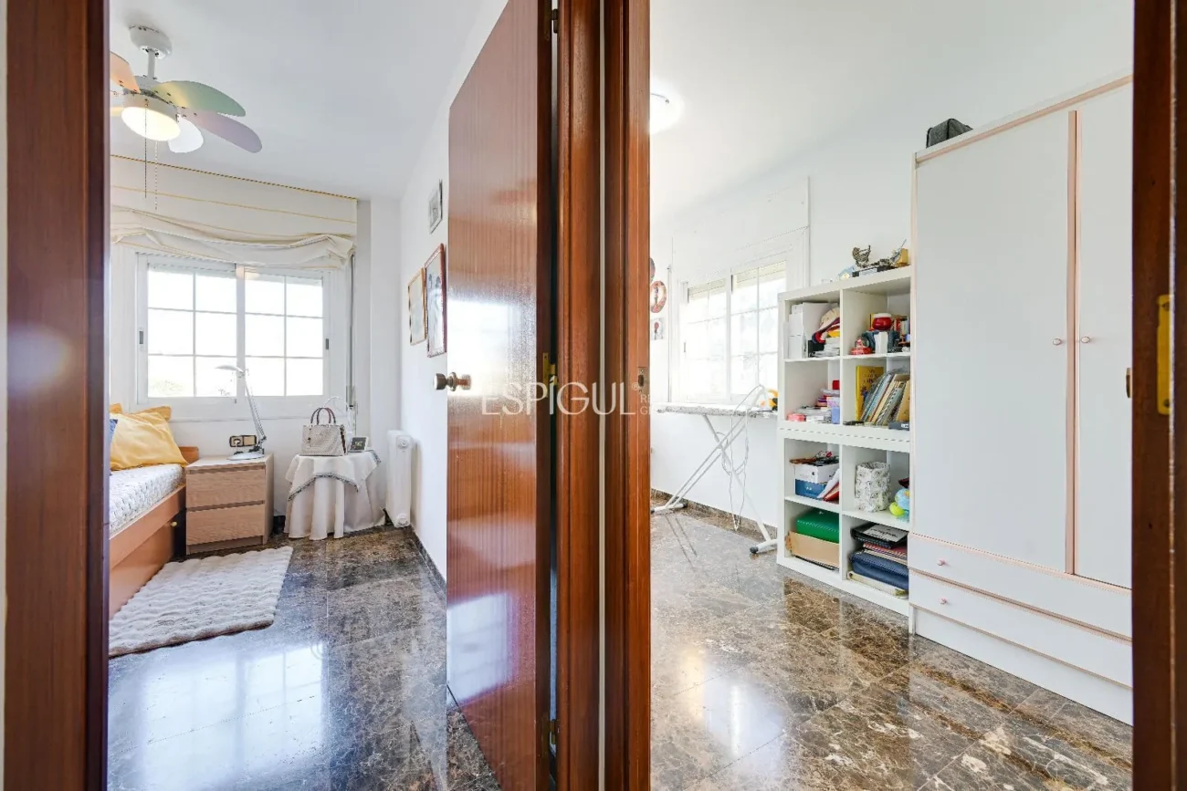 Maison de ville à Can Pou : Espace et confort au bord de la mer