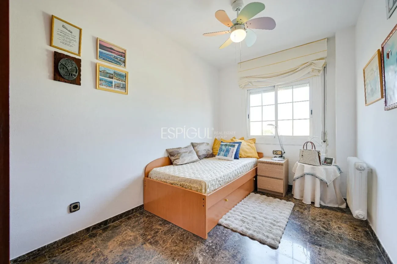 Maison de ville à Can Pou : Espace et confort au bord de la mer