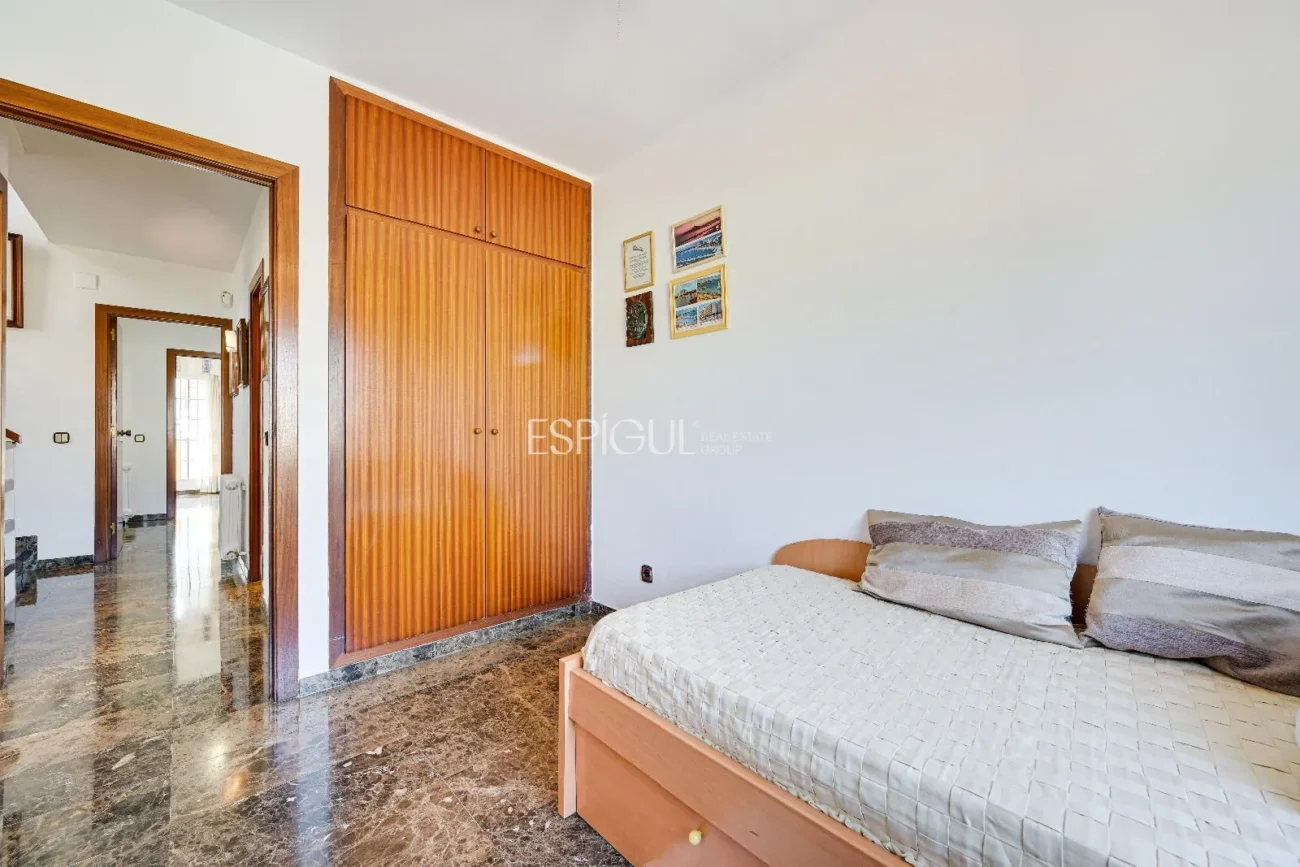 Maison de ville à Can Pou : Espace et confort au bord de la mer