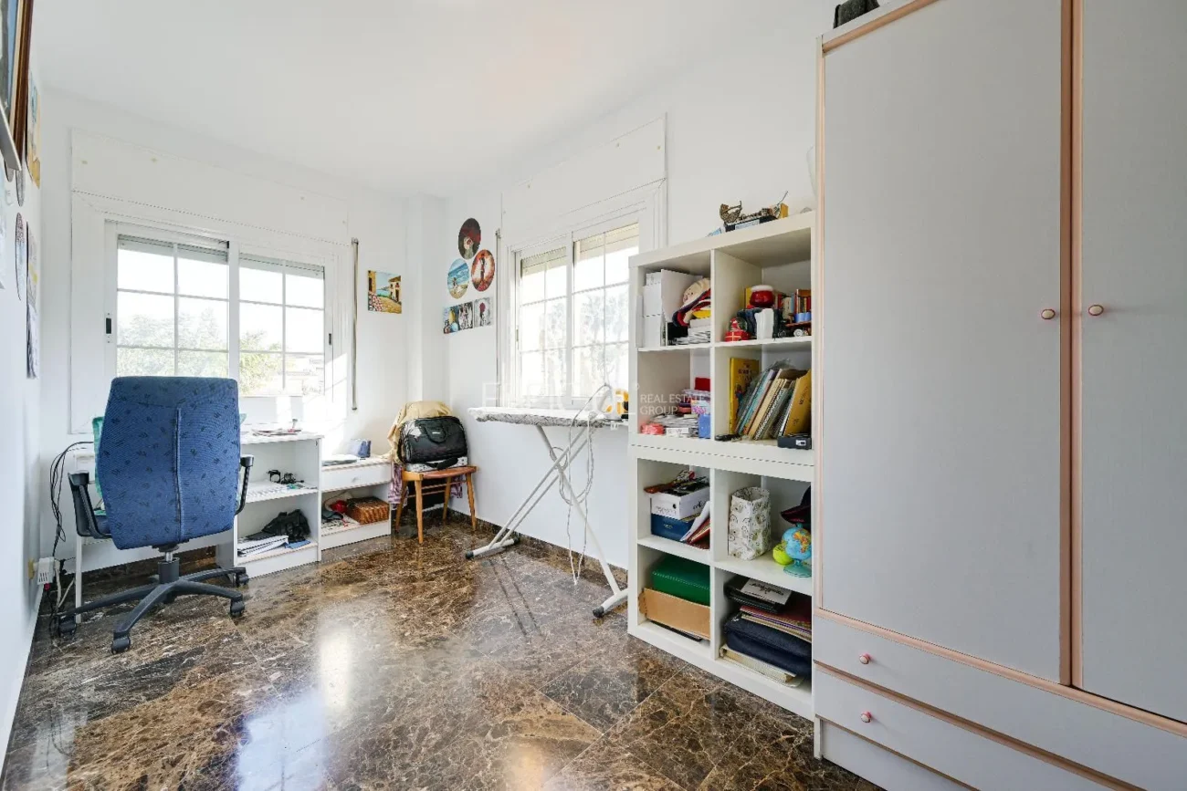 Maison de ville à Can Pou : Espace et confort au bord de la mer