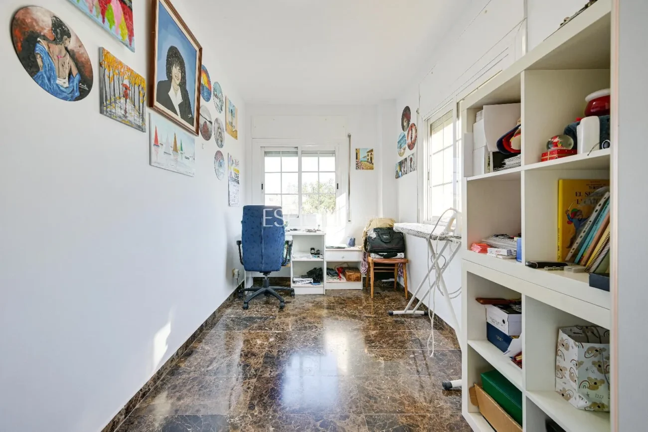 Maison de ville à Can Pou : Espace et confort au bord de la mer