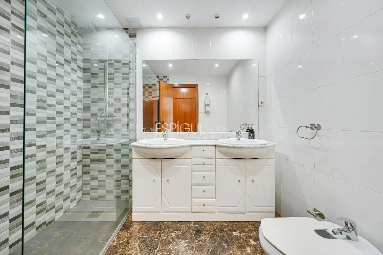 Maison de ville à Can Pou : Espace et confort au bord de la mer