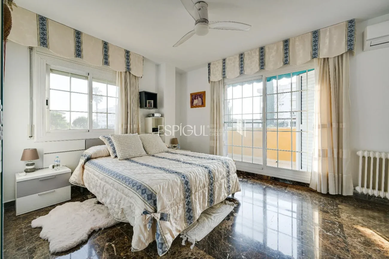 Maison de ville à Can Pou : Espace et confort au bord de la mer