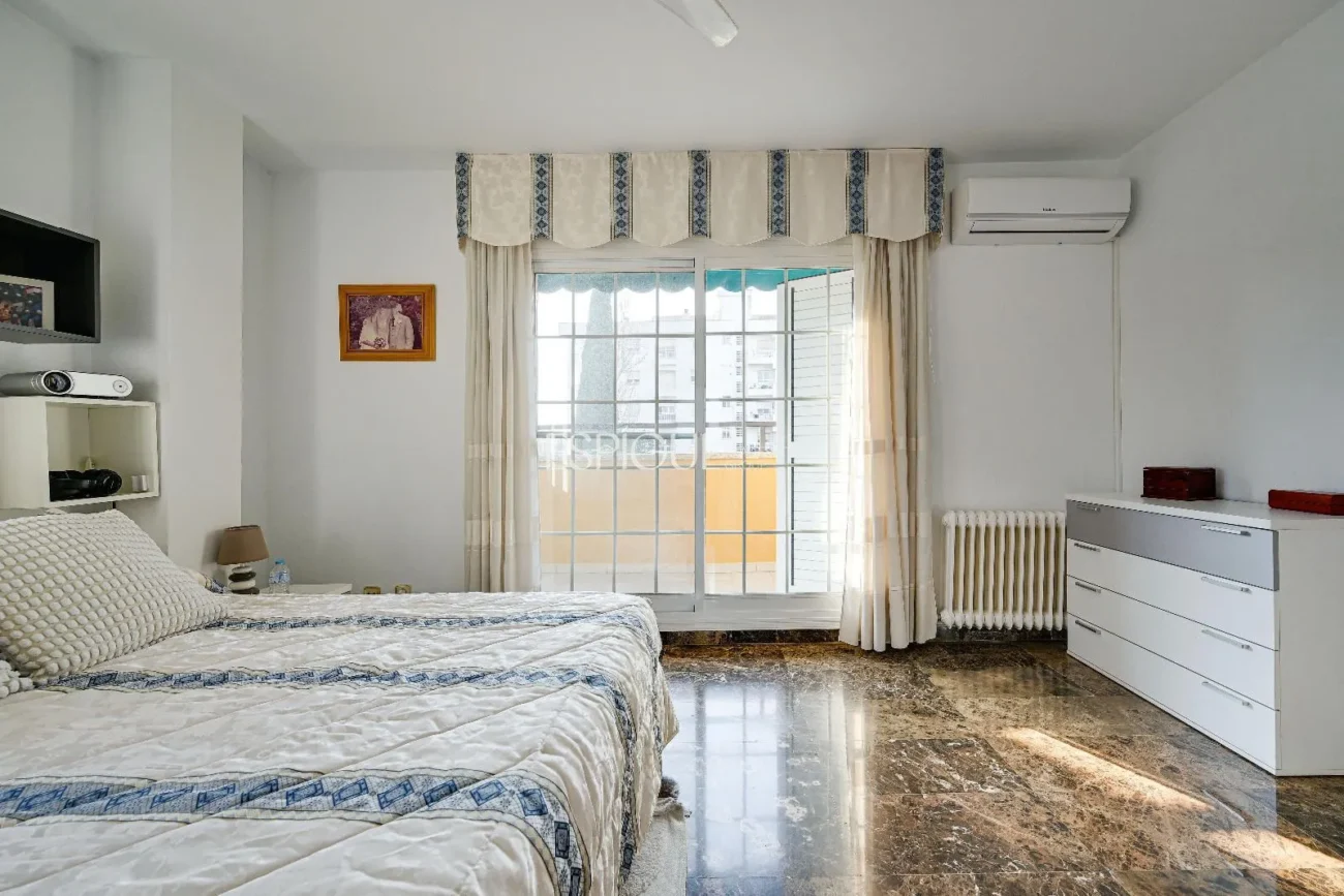 Maison de ville à Can Pou : Espace et confort au bord de la mer