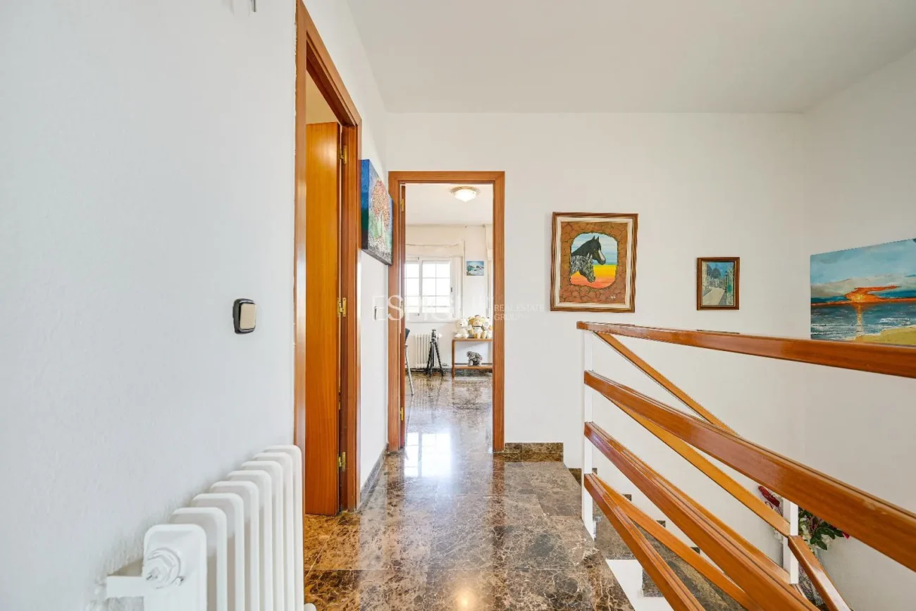 Maison de ville à Can Pou : Espace et confort au bord de la mer