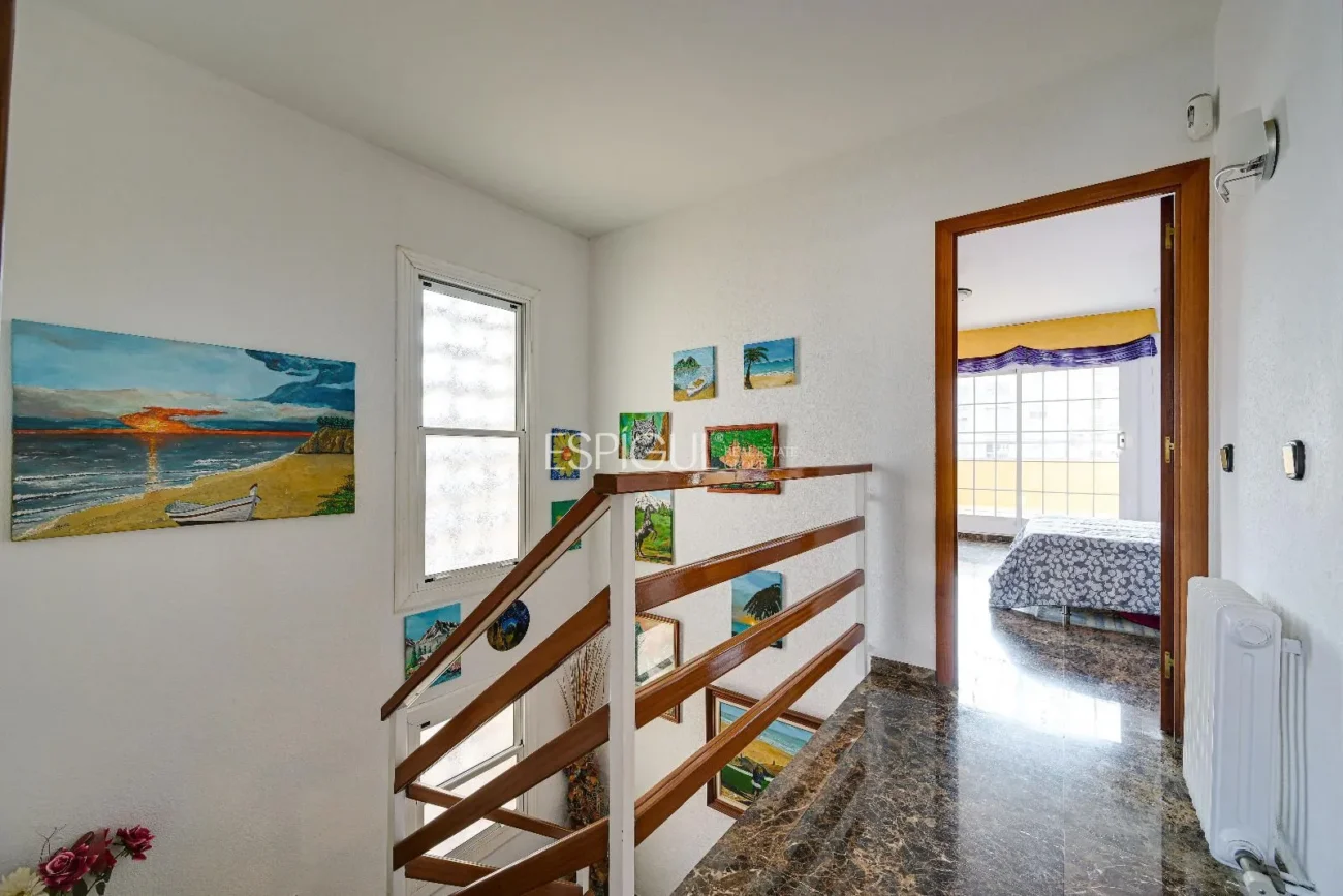 Maison de ville à Can Pou : Espace et confort au bord de la mer