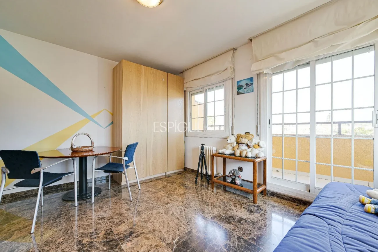 Maison de ville à Can Pou : Espace et confort au bord de la mer