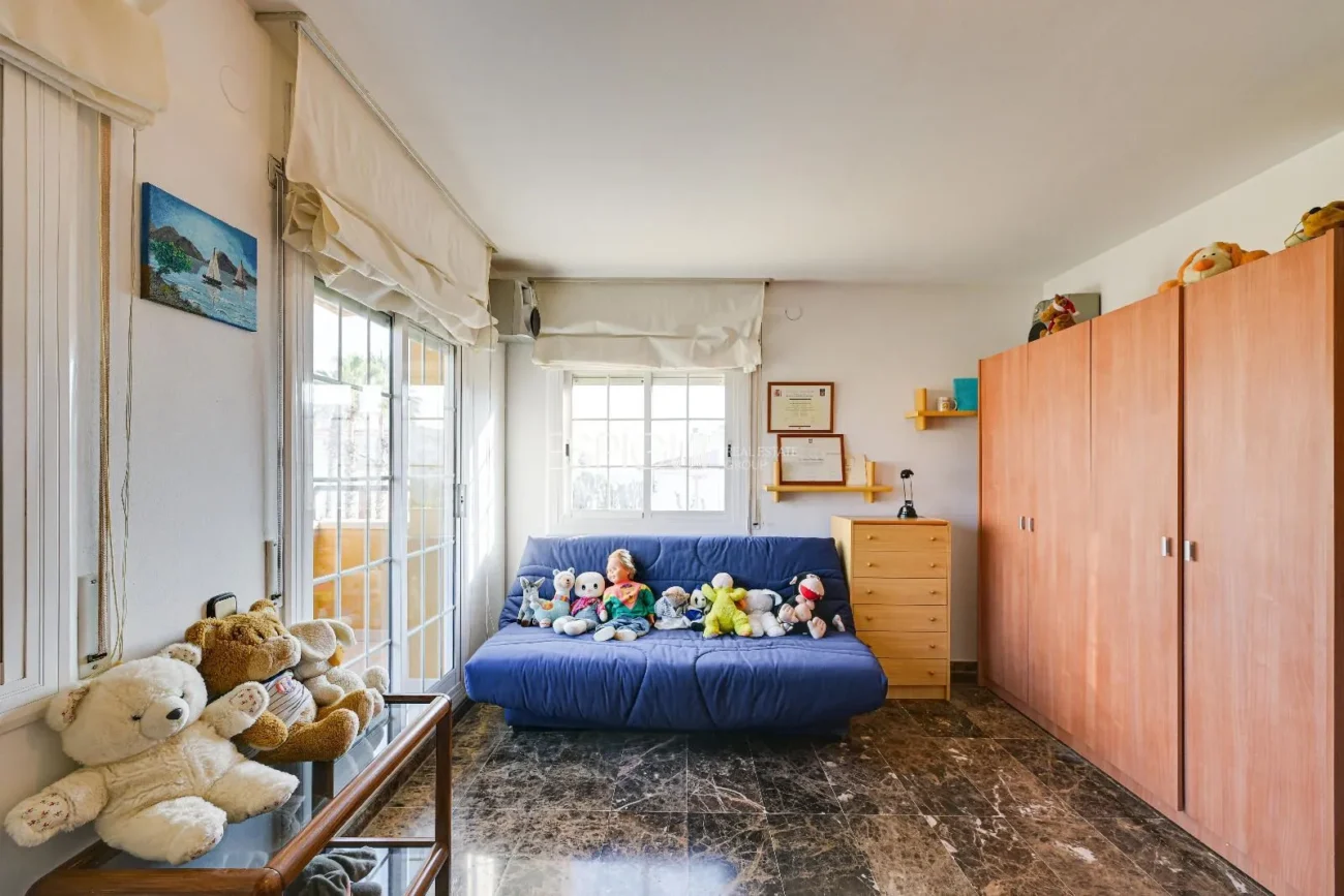 Maison de ville à Can Pou : Espace et confort au bord de la mer