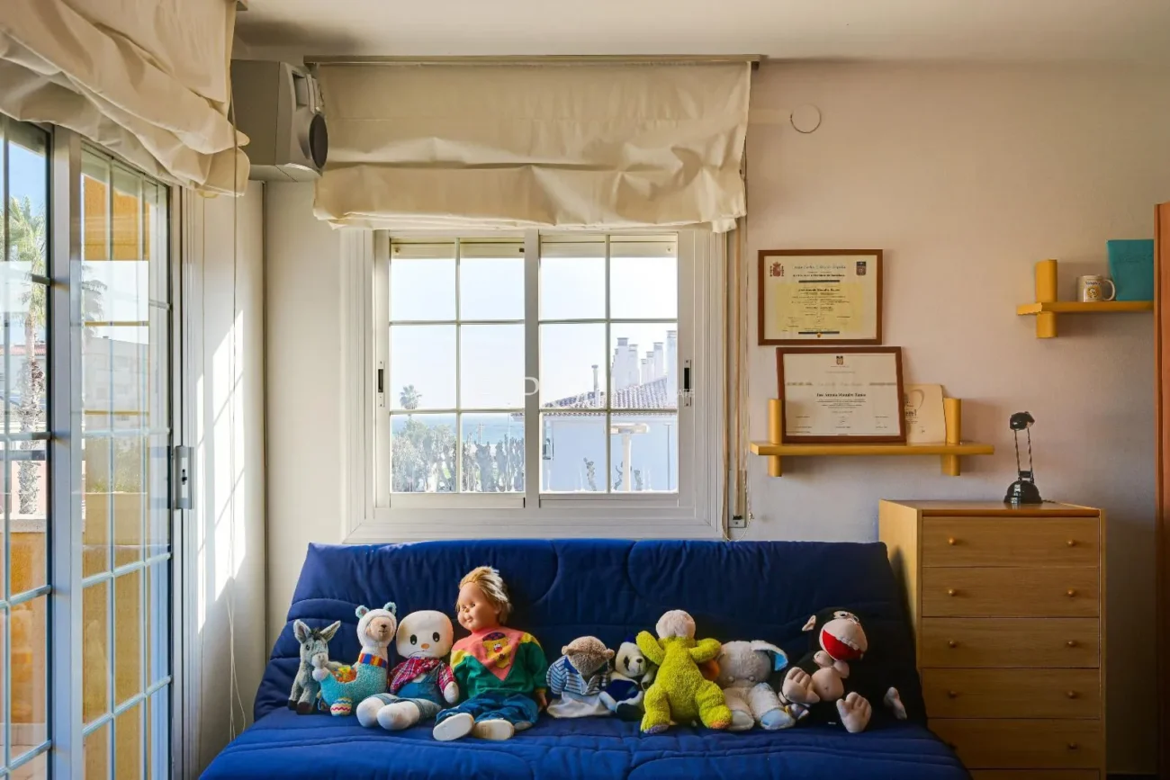 Maison de ville à Can Pou : Espace et confort au bord de la mer