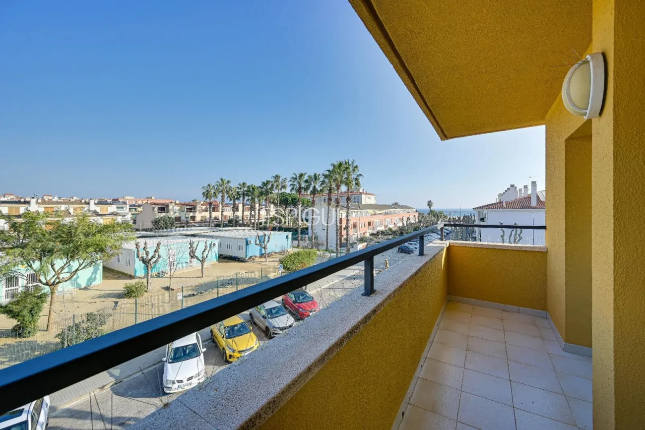 Maison de ville à Can Pou : Espace et confort au bord de la mer