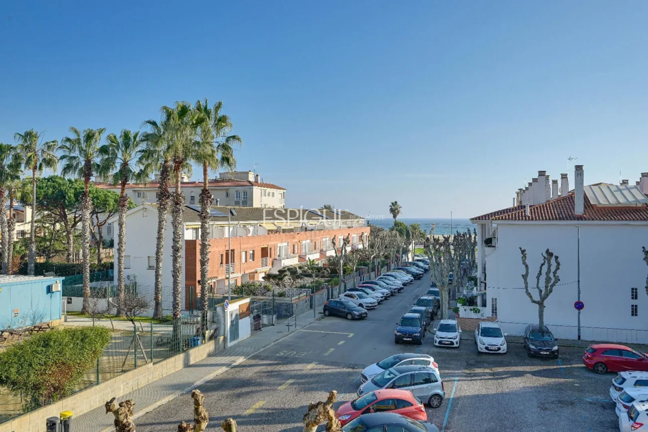 Maison de ville à Can Pou : Espace et confort au bord de la mer
