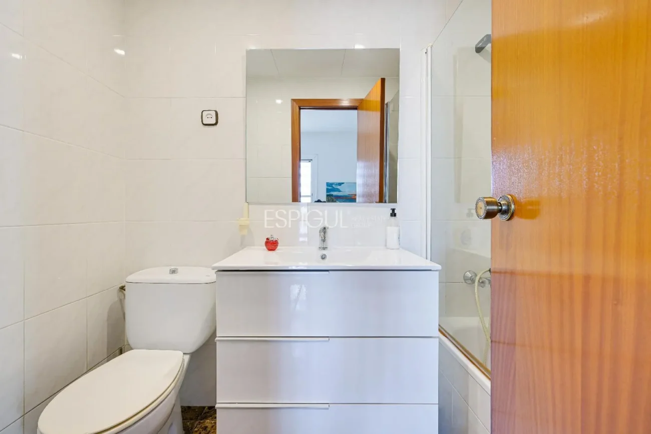 Maison de ville à Can Pou : Espace et confort au bord de la mer