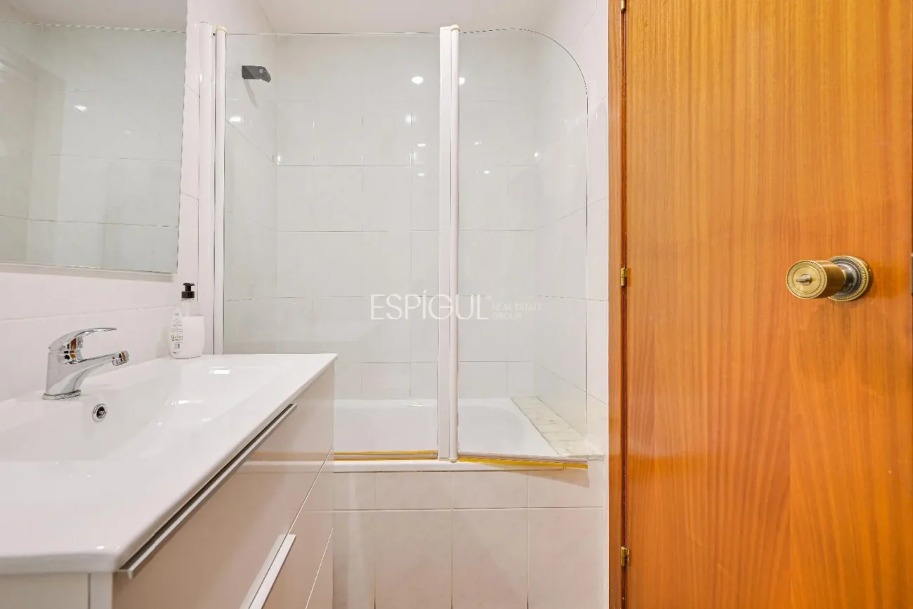 Maison de ville à Can Pou : Espace et confort au bord de la mer