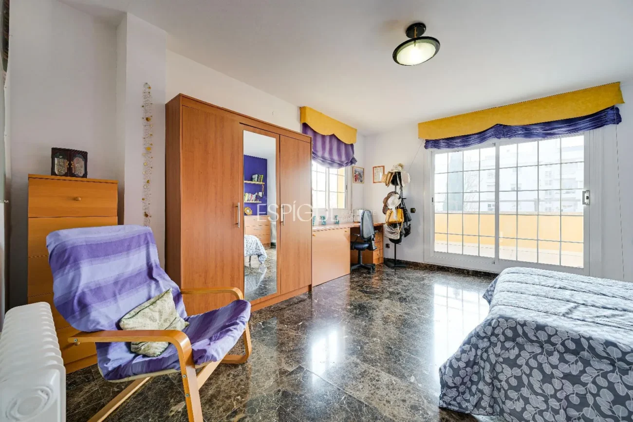 Maison de ville à Can Pou : Espace et confort au bord de la mer