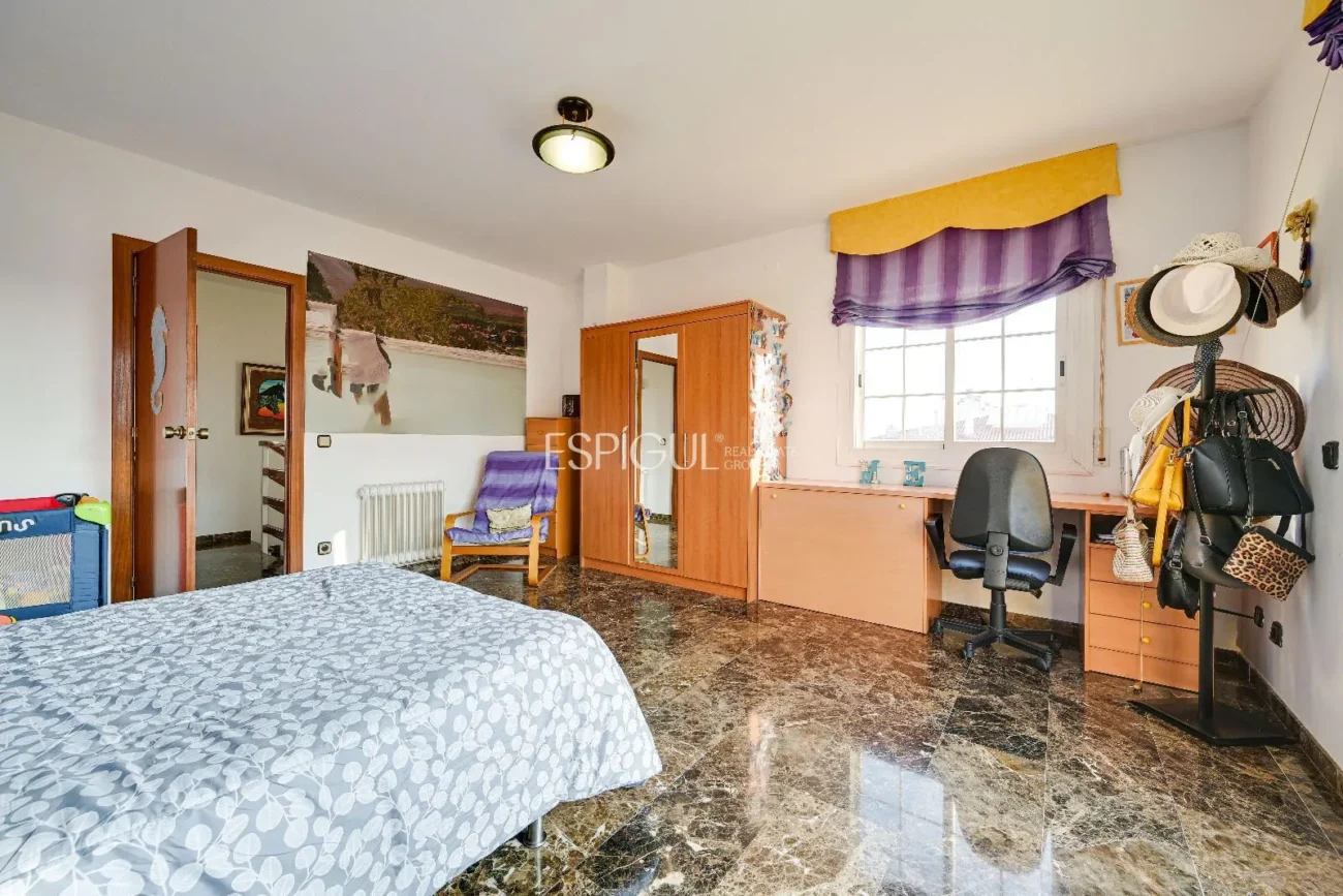 Maison de ville à Can Pou : Espace et confort au bord de la mer