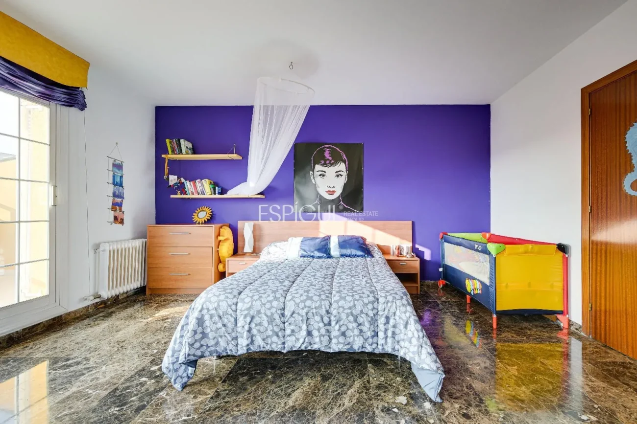 Maison de ville à Can Pou : Espace et confort au bord de la mer