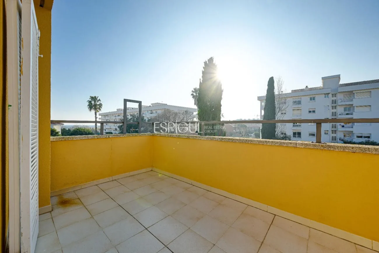 Maison de ville à Can Pou : Espace et confort au bord de la mer