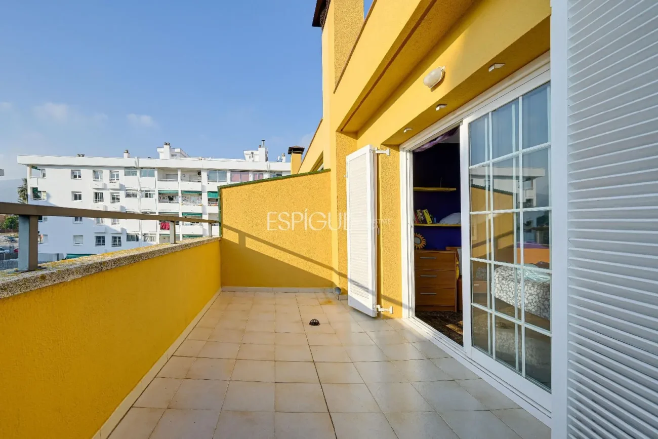 Maison de ville à Can Pou : Espace et confort au bord de la mer