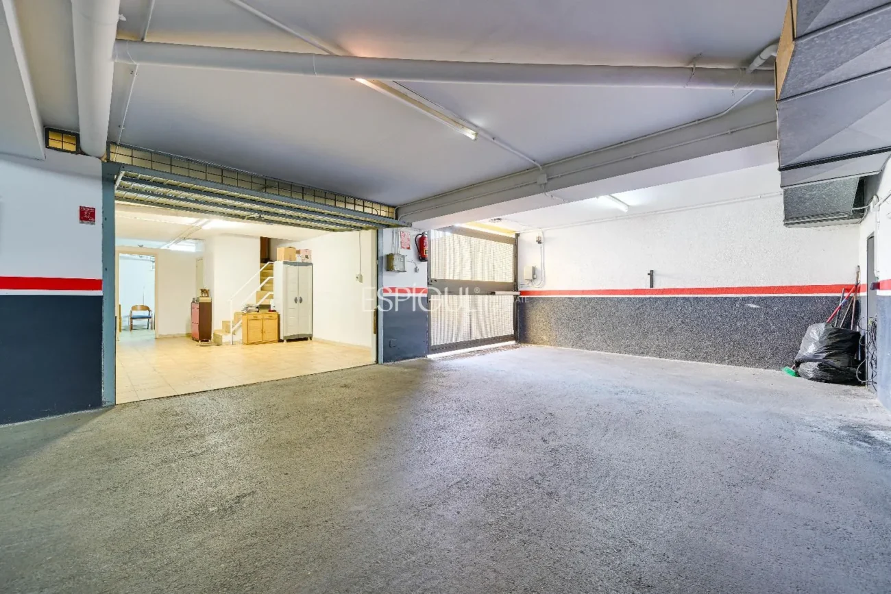 Maison de ville à Can Pou : Espace et confort au bord de la mer