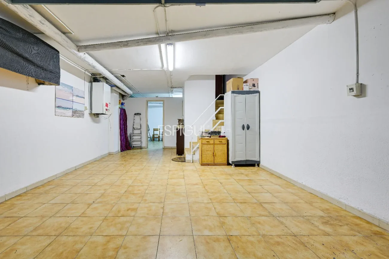 Maison de ville à Can Pou : Espace et confort au bord de la mer